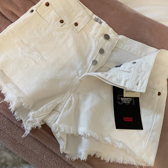 Levi’s 501 Mid Rise Shorts Distressed Wedgie fit - Picture 4 of 9